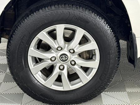 2017-Toyota-Land-Cruiser-200-45-D-V8-VX-R-Auto_4