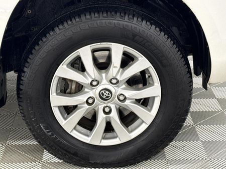 2017-Toyota-Land-Cruiser-200-45-D-V8-VX-R-Auto_5