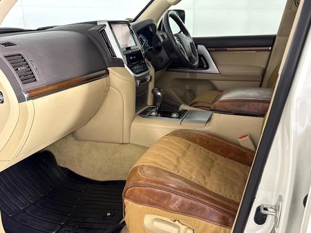 2017-Toyota-Land-Cruiser-200-45-D-V8-VX-R-Auto_8