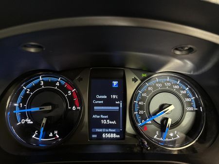 2022-Toyota-Hilux-28-GD-6-Raised-Body-Legend-4x4-Auto-Double-Cab_2