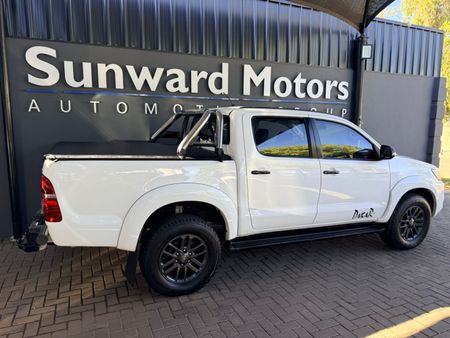 2015-Toyota-Hilux-30-D4D-Raider-Dakar-4x4-DC-AT_1