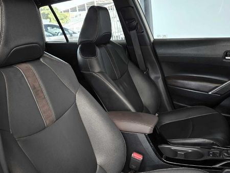 2025-Toyota-Corolla-Cross-18-XS-Hybrid_13