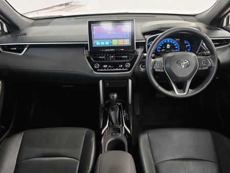 2025-Toyota-Corolla-Cross-18-XS-Hybrid_17