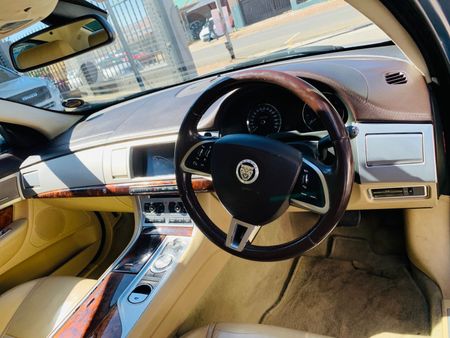 2013-Jaguar-XF-20i4-Premium-Luxury_9
