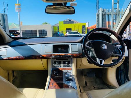 2013-Jaguar-XF-20i4-Premium-Luxury_6