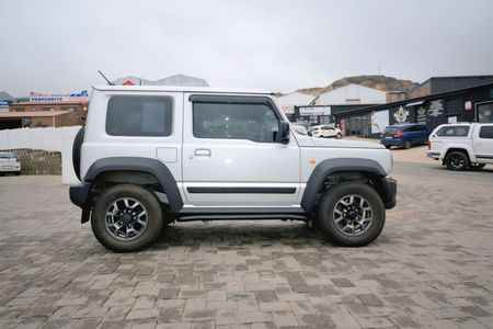 2019-Suzuki-Jimny-15-GLX_3