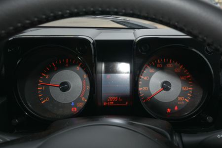 2019-Suzuki-Jimny-15-GLX_8