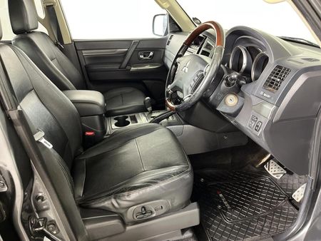 2015-Mitsubishi-Pajero-32-Di-Dc-GLS-Auto_9