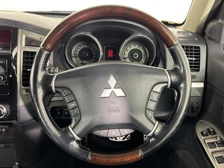 2015-Mitsubishi-Pajero-32-Di-Dc-GLS-Auto_11