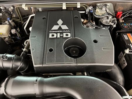 2015-Mitsubishi-Pajero-32-Di-Dc-GLS-Auto_12