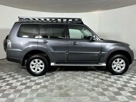 2015-Mitsubishi-Pajero-32-Di-Dc-GLS-Auto_16