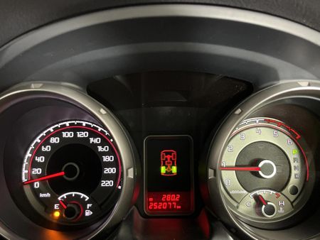 2015-Mitsubishi-Pajero-32-Di-Dc-GLS-Auto_2