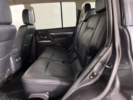 2015-Mitsubishi-Pajero-32-Di-Dc-GLS-Auto_3
