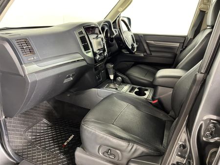 2015-Mitsubishi-Pajero-32-Di-Dc-GLS-Auto_8