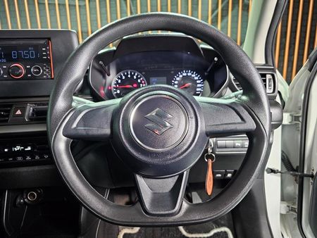 2025-Suzuki-Swift-12-GL_10