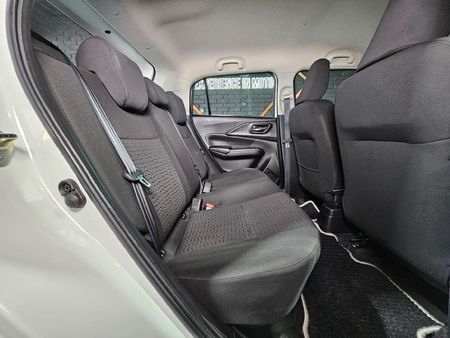 2025-Suzuki-Swift-12-GL_18