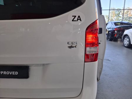 2015-Mercedes-Benz-V-Class-V-220-CDi-Auto_12