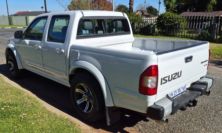 2006-Isuzu-KB-LEXUS-V8_3