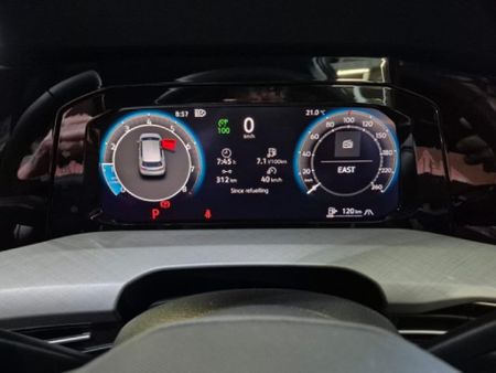 2025-Volkswagen-Golf-14-TSI-Life-Auto-110kw_9