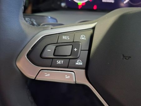 2025-Volkswagen-Golf-14-TSI-Life-Auto-110kw_10