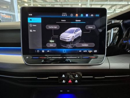 2025-Volkswagen-Golf-14-TSI-Life-Auto-110kw_11