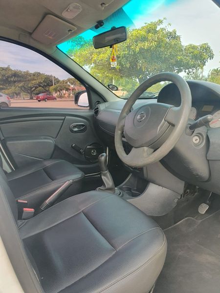 2021-Nissan-NP200-16_9