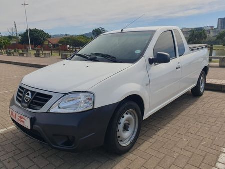 2021-Nissan-NP200-16_1