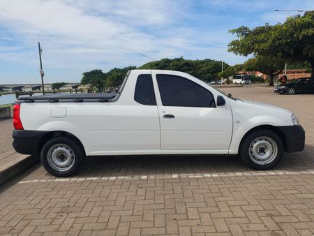 2021-Nissan-NP200-16_2