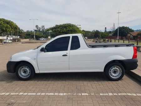 2021-Nissan-NP200-16_3