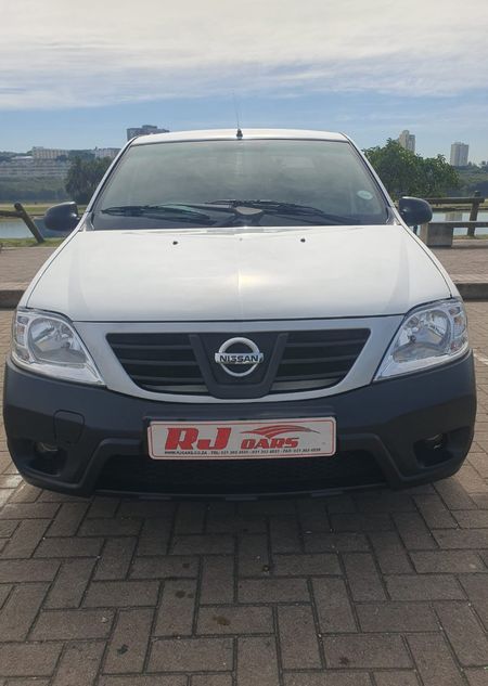 2021-Nissan-NP200-16_4