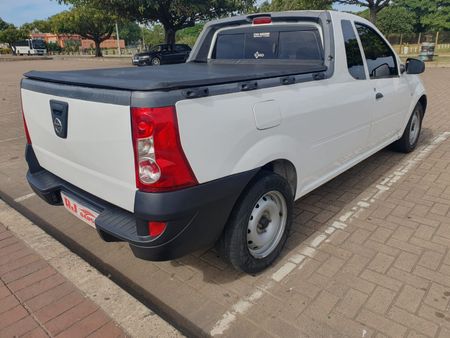 2021-Nissan-NP200-16_5