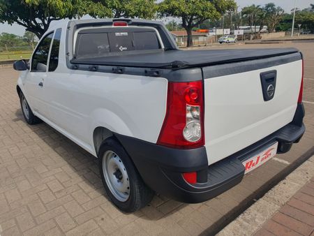 2021-Nissan-NP200-16_6