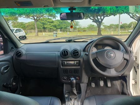 2021-Nissan-NP200-16_8