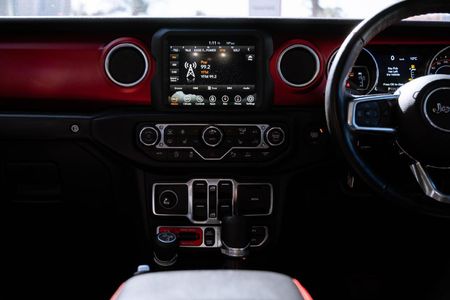 2023-Jeep-Gladiator-Rubicon-36-4x4-Auto-Double-Cab_13