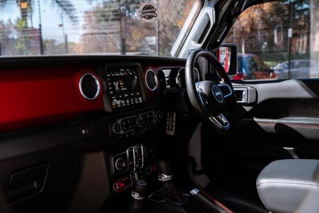 2023-Jeep-Gladiator-Rubicon-36-4x4-Auto-Double-Cab_18