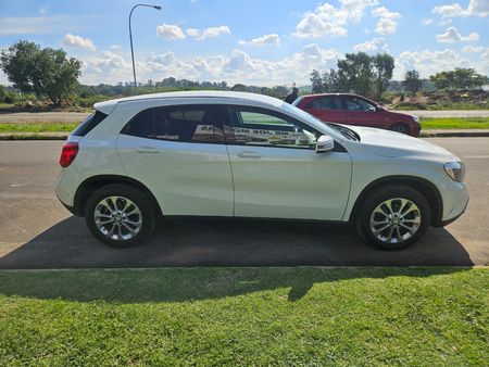 2017-Mercedes-Benz-GLA-200_0