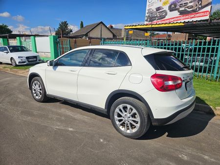 2017-Mercedes-Benz-GLA-200_9