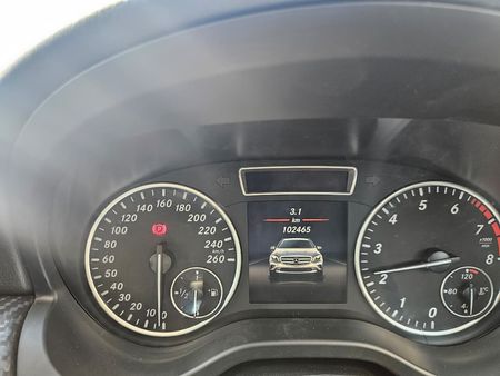 2017-Mercedes-Benz-GLA-200_12