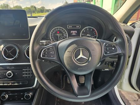 2017-Mercedes-Benz-GLA-200_13