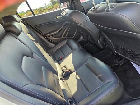 2017-Mercedes-Benz-GLA-200_16
