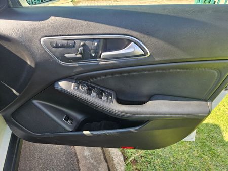 2017-Mercedes-Benz-GLA-200_17