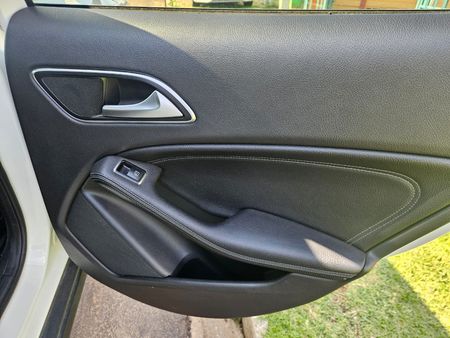 2017-Mercedes-Benz-GLA-200_18