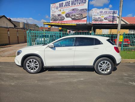 2017-Mercedes-Benz-GLA-200_1