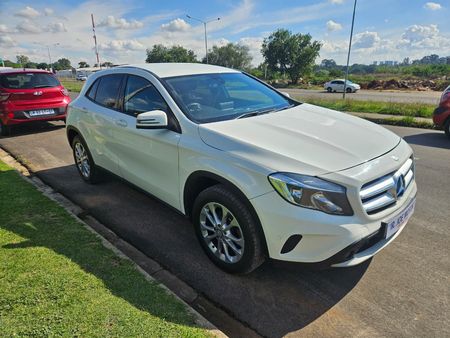 2017-Mercedes-Benz-GLA-200_2
