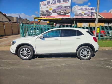 2017-Mercedes-Benz-GLA-200_6