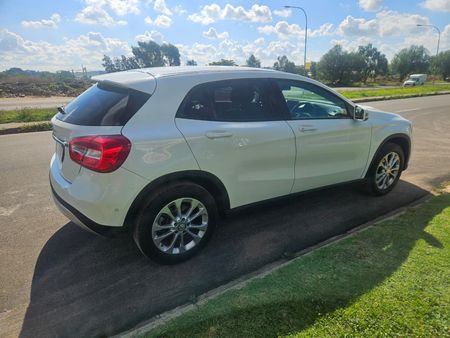 2017-Mercedes-Benz-GLA-200_7