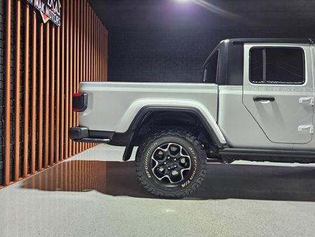2024-Jeep-Gladiator-Rubicon-36-4x4-Auto-Double-Cab_25