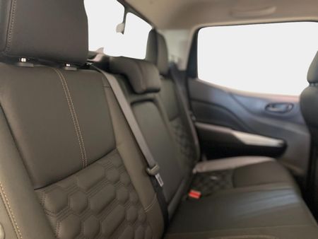 2026-Nissan-Navara-25DDTi-Stealth-Auto_9