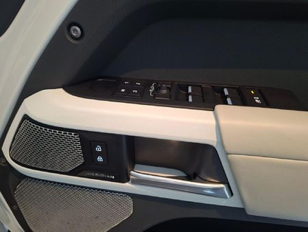 2023-Land-Rover-Defender-130-30D-First-Edition_14