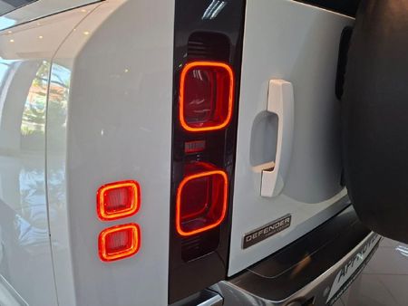 2023-Land-Rover-Defender-130-30D-First-Edition_7